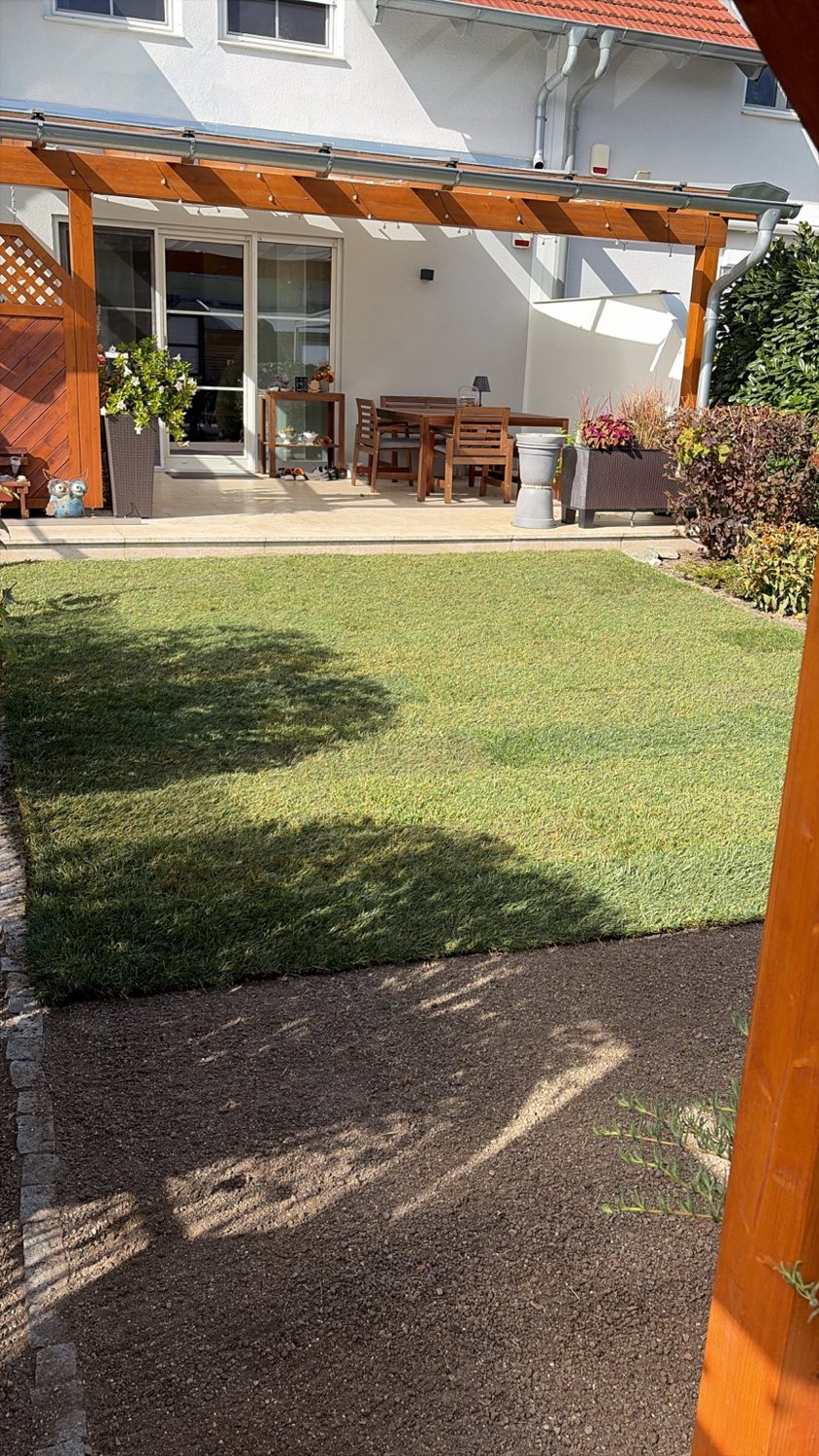 Gepflegte Rasenfläche nach Gartenarbeiten